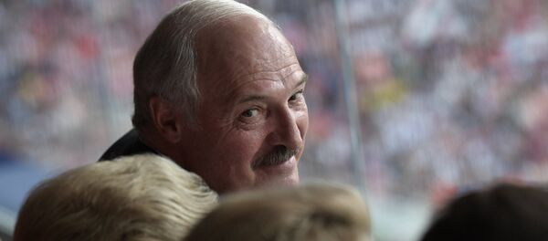 Президент Беларуси Александр Лукашенко на зрительской трибуне во время финального матча чемпионата мира по футболу между сборными Франции и Хорватии Президент Беларуси Александр Лукашенко на зрительской трибуне во время финального матча чемпионата мира по футболу между сборными Франции и Хорватии - Sputnik Беларусь