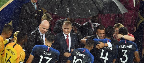 Президент РФ Владимир Путин на церемонии награждения победителей чемпионата мира по футболу FIFA 2018 года на стадионе Лужники. Слева - президент ФИФА Джанни Инфантино, справа налево: президент Хорватии Колинда Грабар-Китарович и президент Франции Эммануэль Макрон. Президент РФ Владимир Путин на церемонии награждения победителей чемпионата мира по футболу FIFA 2018 года на стадионе Лужники. Слева - президент ФИФА Джанни Инфантино, справа налево: президент Хорватии Колинда Грабар-Китарович и президент Франции Эммануэль Макрон. - Sputnik Беларусь