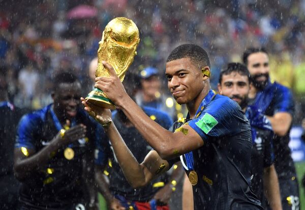 Килиан Мбаппе (Франция) на церемонии награждения победителей чемпионата мира по футболу - Sputnik Беларусь