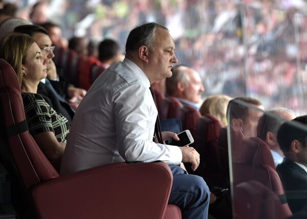 Президент Молдовы Игорь Додон с супругой Галиной на зрительской трибуне во время финального матча чемпионата мира по футболу - Sputnik Беларусь