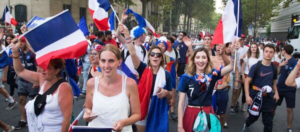 В Париже празднуют победу сборной Франции на ЧМ-2018 по футболу - Sputnik Беларусь