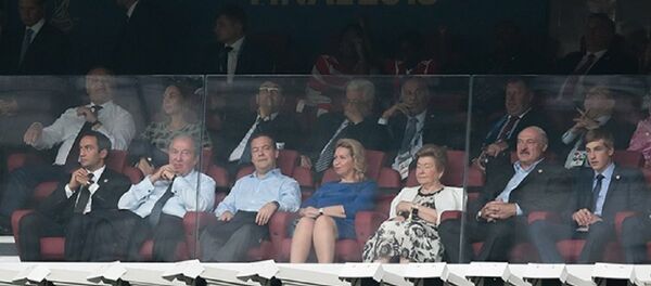 Президент Беларуси Александр Лукашенко с сыном Николаем смотрит финал Чемпионата мира по футболу - Sputnik Беларусь