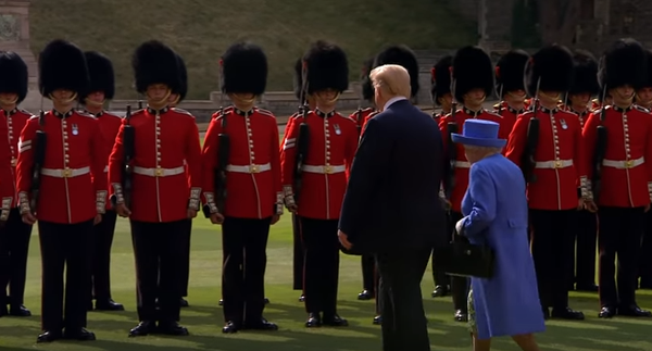 Трамп нарушил протокол, а королева Великобритании не заметила - Sputnik Беларусь