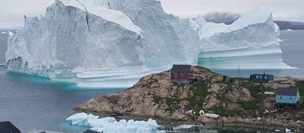 Айсберг угрожает существованию гренландской деревушки - Sputnik Беларусь