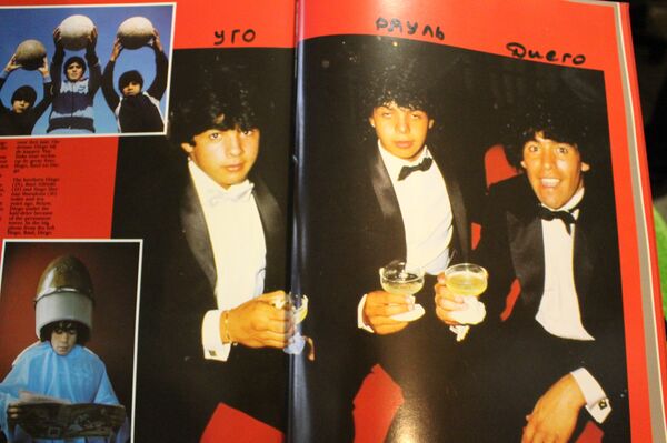 Братья Марадоны – Уго, Рауль и Диего  - на фото в одном из журналов  - Sputnik Беларусь