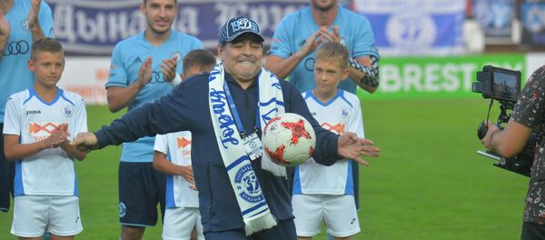 Марадона на поле стадиона в Бресте - Sputnik Беларусь