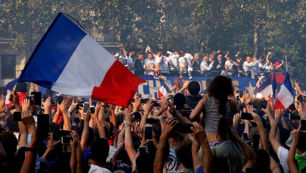 Парад прошел в Париже в честь победы Франции на ЧМ по футболу - Sputnik Беларусь