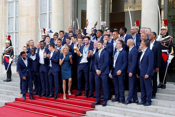 Президент Франции Эммануэль Макрон и его жена Бриджит Макрон с футбольной командой Президент Франции Эммануэль Макрон и его жена Бриджит Макрон с футбольной командой - Sputnik Беларусь