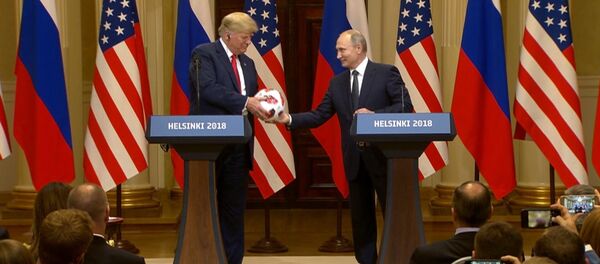 Путин подарил Трампу футбольный мяч ЧМ-2018 - Sputnik Беларусь