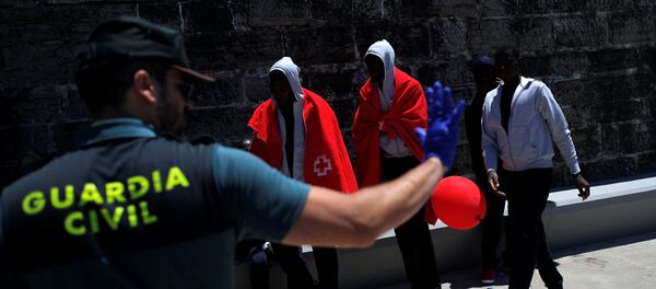 Мигранты в порту Мигранты в порту - Sputnik Беларусь