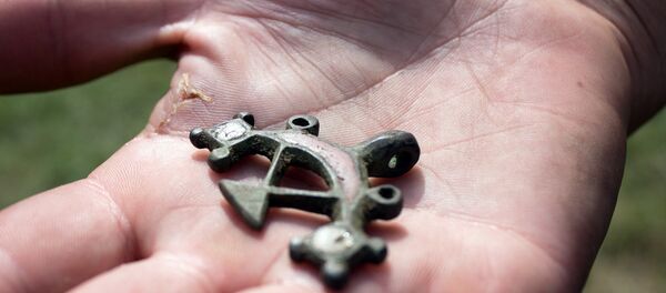 Бронзовая лунница найденная в Ясковичах - Sputnik Беларусь