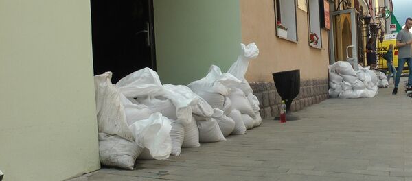 Настоящие баррикады устроили на Революционной для защиты от ливня - Sputnik Беларусь