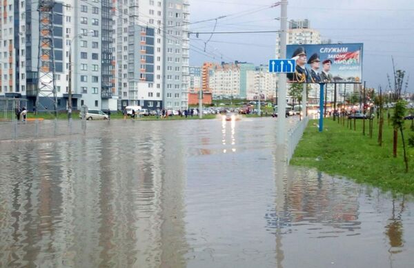 Сложности возникли и в движении общественного транспорта из-за затопления улиц - Sputnik Беларусь