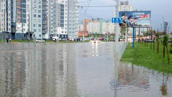 Сложности возникли и в движении общественного транспорта из-за затопления улиц - Sputnik Беларусь