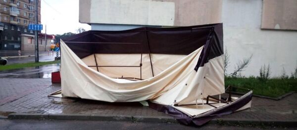 Из-за ветра и дождя на улице Кальварийской во вторник сместился временный павильон каркасного типа. - Sputnik Беларусь