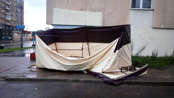 Из-за ветра и дождя на улице Кальварийской во вторник сместился временный павильон каркасного типа. - Sputnik Беларусь