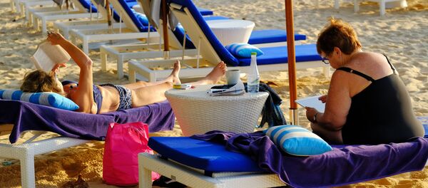 Туристы отдыхают на пляже на территории отеля в Таиланде - Sputnik Беларусь