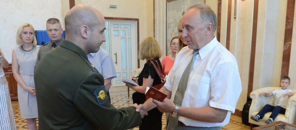 Пасведчанне да ордэна ўручылі сыну Івана Шацько - Вячаславу Пасведчанне да ордэна ўручылі сыну Івана Шацько - Вячаславу - Sputnik Беларусь