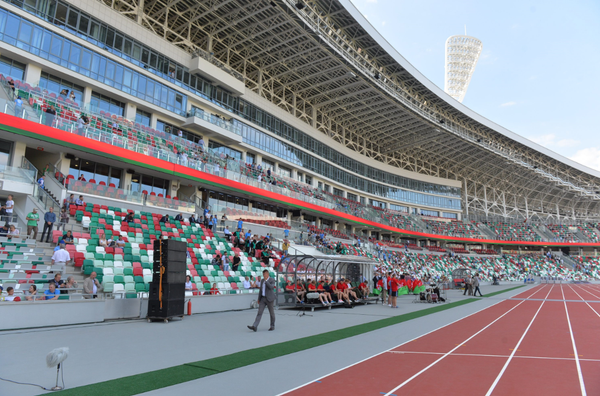 Вокруг поля идут беговые дорожки - Sputnik Беларусь