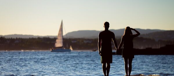 Влюбленные на отдыхе, архивное фото Влюбленные на отдыхе, архивное фото - Sputnik Беларусь