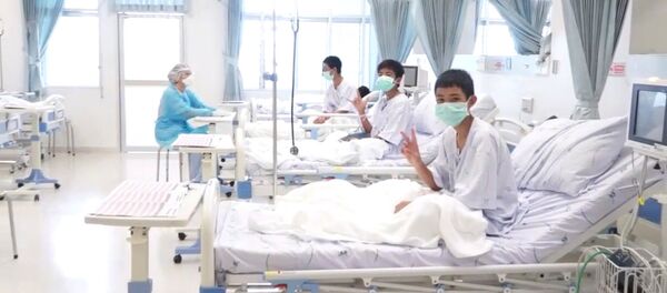 Спасенные из затопленной пещеры в Таиланде дети - Sputnik Беларусь