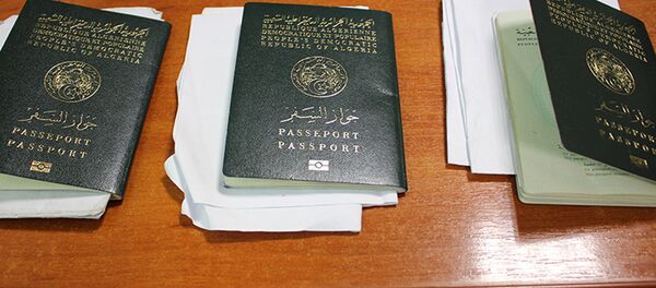 Паспорта задержанных алжирцев Паспорта задержанных алжирцев - Sputnik Беларусь