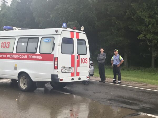 На месте аварии работали сотрудники ГАИ и скорой медицинской помощи - Sputnik Беларусь