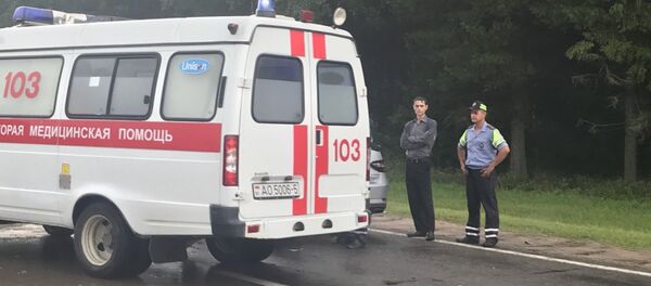 На месте аварии работали сотрудники ГАИ и скорой медицинской помощи - Sputnik Беларусь