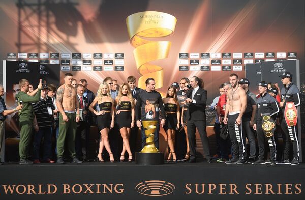 Официальная процедура взвешивания перед поединком за звание абсолютного чемпиона мира по боксу в первом тяжелом весе между Муратом Гассиевым (Россия) и Александром Усиком (Украина) - Sputnik Беларусь