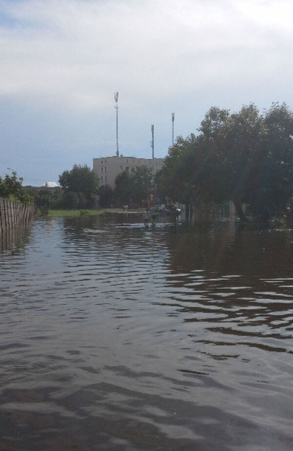 Сильные ливни подтопили здания и дороги в областном центре Сильные ливни подтопили здания и дороги в областном центре - Sputnik Беларусь