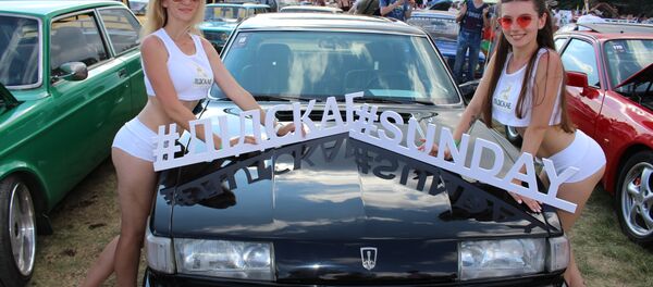 Фестиваль в этом году собрал еще больше красивых машин и сексуальных девушек. - Sputnik Беларусь