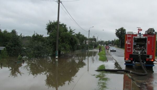 Машина МЧС откачивает воду с затопленного подворья - Sputnik Беларусь