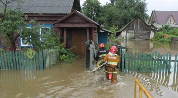 Сотрудники МЧС ликвидируют последствия ливня в Могилеве - Sputnik Беларусь