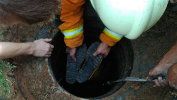 Отца и сына вытащили из канализационного колодца спасатели - Sputnik Беларусь