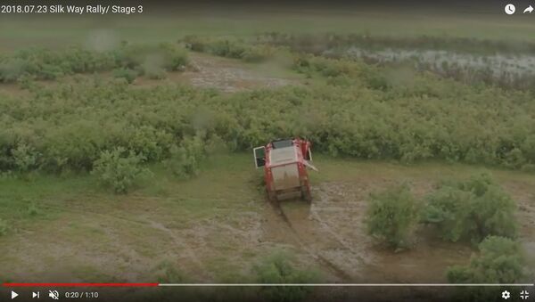 Жуткая грязь и увязшие в ней камионы: кадры с 3-го этапа Шелкового пути - Sputnik Беларусь