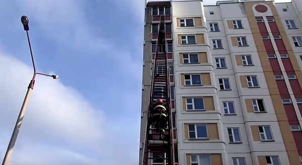 Спасатели сняли девочку с окна в Гомеле - Sputnik Беларусь