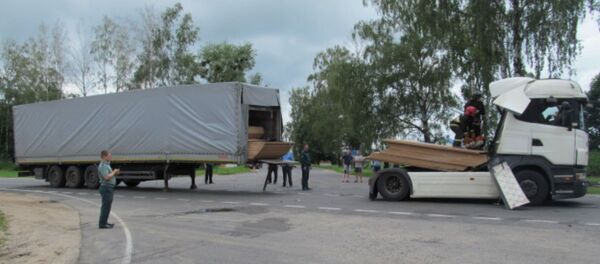 При экстренном торможении водителя насмерть придавило грузом - Sputnik Беларусь