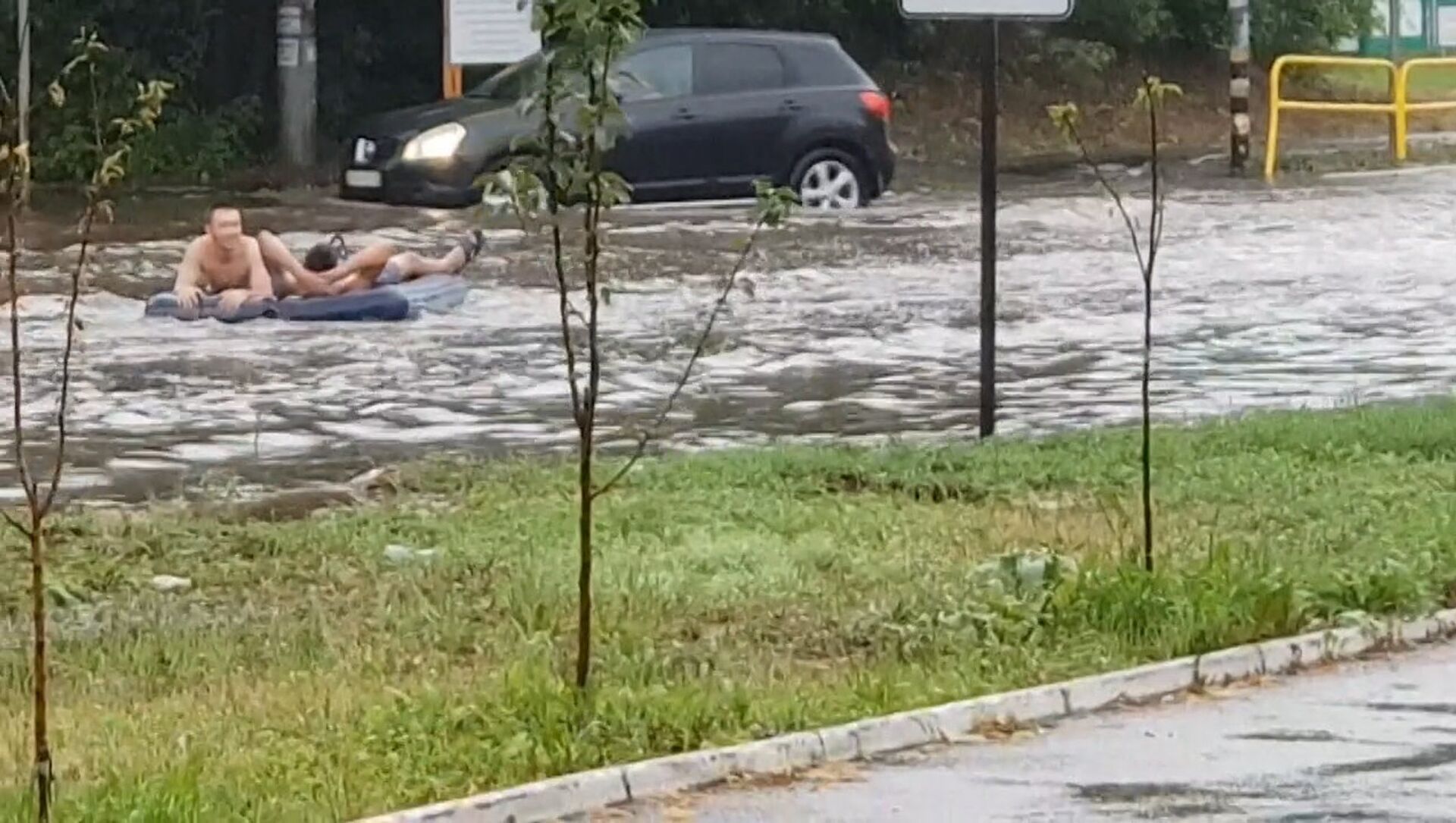 Эти парни не испугались потопа! Заплыв на матрасе по городу попал на видео  - 25.07.2018, Sputnik Беларусь