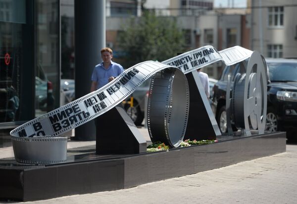 Накануне у небоскреба Высоцкий в Екатеринбурге состоялось открытие скульптурной композиции, посвященной песням В. Высоцкого - Sputnik Беларусь