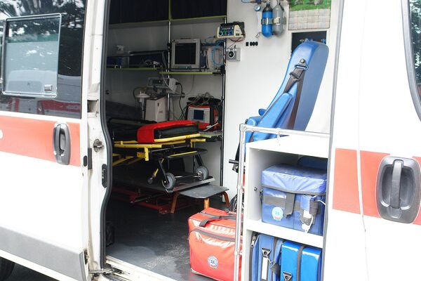 Машина, оборудованная современной медицинской техникой, в первую очередь используется для экстренной помощи пострадавшим в автоавариях - Sputnik Беларусь