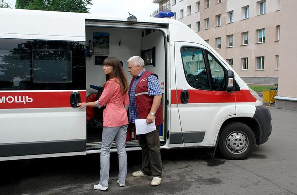 В бригаде реанимобиля – врач-реаниматолог высшей категории Иван Остапкевич и медсестра-анестезиолог Ольга Старовойтова - Sputnik Беларусь