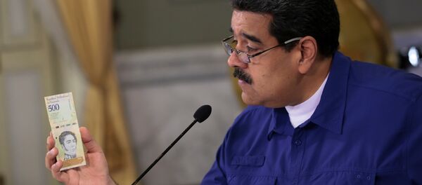 Президент Венесуэлы Николя Мадуро демонстрирует банкноту новой валюты Президент Венесуэлы Николя Мадуро демонстрирует банкноту новой валюты - Sputnik Беларусь