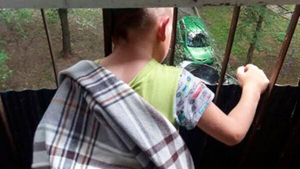 Мальчик застрял головой в перилах балкона - Sputnik Беларусь