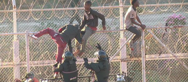 Более 600 мигрантов прорвалось через границу Испании - Sputnik Беларусь