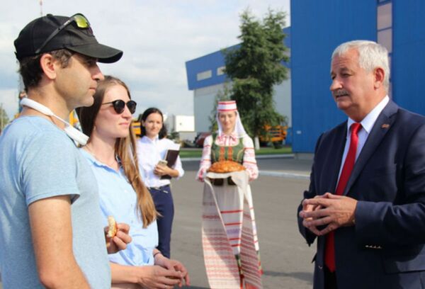 Таких гостей, как Дарья Домрачева и  Уле Эйнар Бьорндален, на БелАЗе еще не было - Sputnik Беларусь