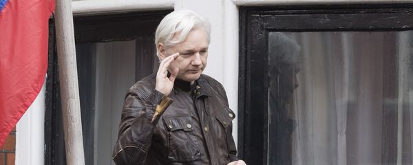Сооснователь WikiLeaks Джулиан Ассанж на балконе здания посольства Эквадора - Sputnik Беларусь