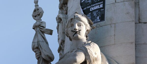 Граффити на площади Республики в Париже - знак солидарности с жертвами теракта - Sputnik Беларусь