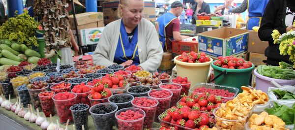 Торговые ряды на минском Комаровском рынке - Sputnik Беларусь