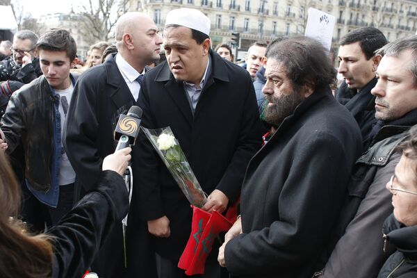 Имам мечети Дранси в Париже Хасен Шалгуми  на месте трагедии возле редакции Charlie Hebdo, 8 января 2015 года - Sputnik Беларусь