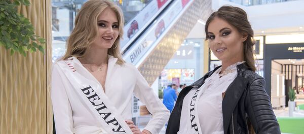 Анна Пономарева (слева) и Виктория Лавренко (Беларусь) на одном из этапов конкурса Мисс СНГ в Астане - Sputnik Беларусь